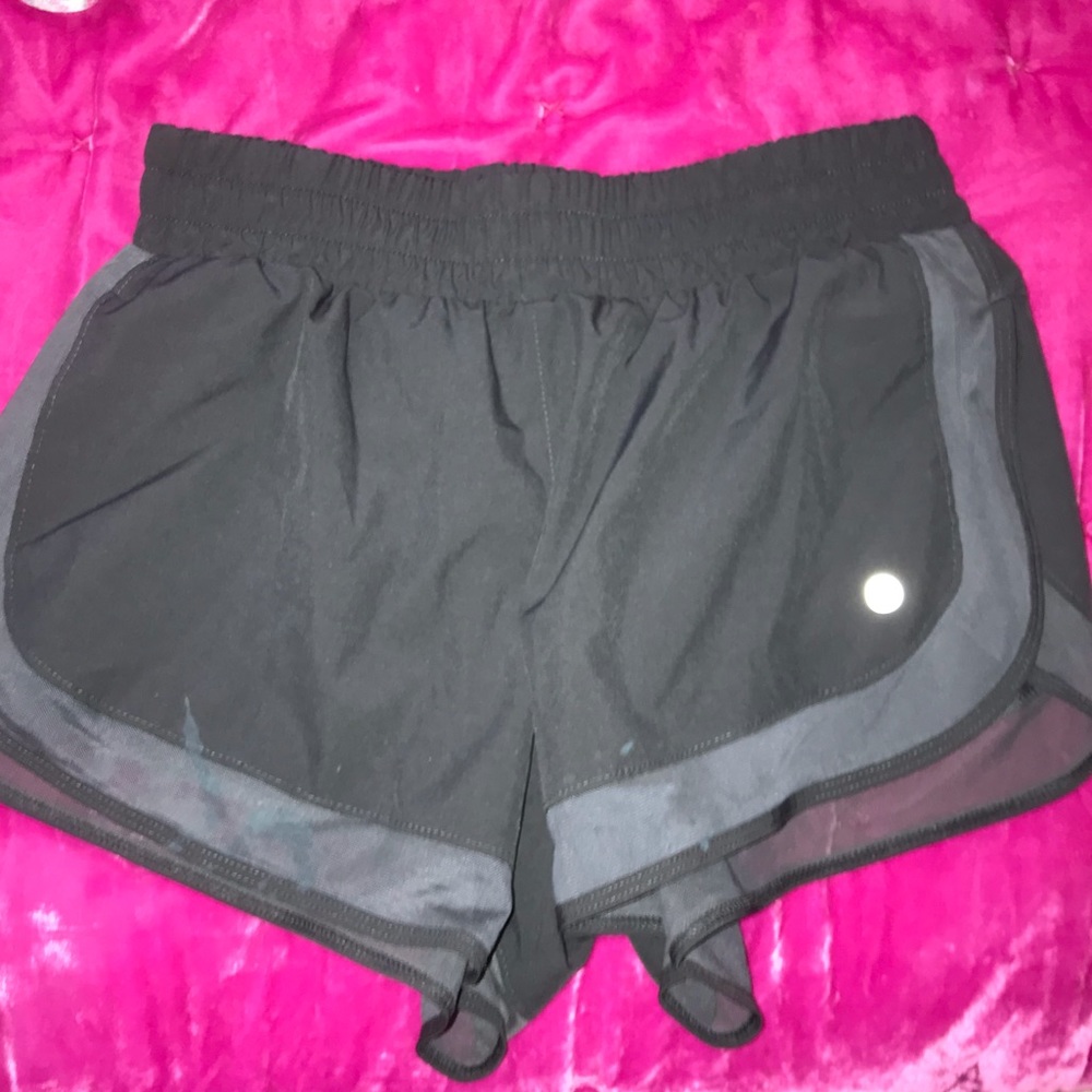 grey shorts